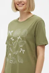 Remera marrón de manga corta y cuello redondo, de corte holgado, con estampado frontal alusivo a frutos del mar y texto "fruits de mer".