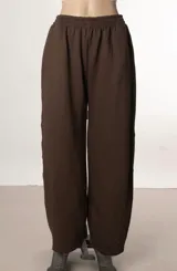 Pantalón de jogging color bordó, de corte recto y holgado, con cintura elástica y bolsillos laterales.