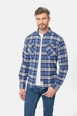Sobrecamisa a cuadros de viyela gruesa con bolsillos frontales con solapa y botones.