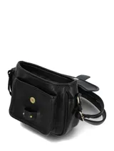 Cartera bandolera de ecocuero negro con solapa frontal de cuero natural, cierre con broche imantado, bolsillo delantero, correa ajustable y detalle de llavero con flecos.