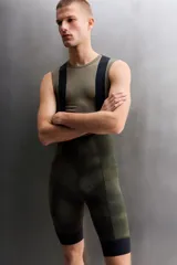 Musculosa técnica de Zara Athleticz, diseñada como primera capa, confeccionada en tejido elástico con textura microperforada, transpirable y termorreguladora, con cuello redondo y diseño sin costuras.