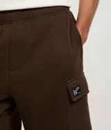 Bermuda estilo cargo color beige, confeccionada en tejido french terry, con cintura elástica, cordón de ajuste interior y bolsillos laterales tipo cargo.