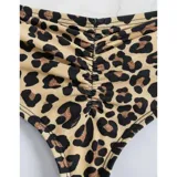 Pack de tres bombachas de bikini tipo colaless de tiro alto con detalle de fruncido en la parte posterior. Incluye una prenda en color negro, una en color blanco y una con estampado animal print de leopardo.
