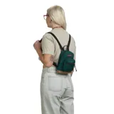Mochila Jansport modelo Right Pack Mini, color verde oscuro con base marrón de gamuza, asa de mano negra y tirantes acolchados ajustables. Cuenta con un compartimento principal con cierre, un bolsillo frontal con cierre y dos bolsillos laterales sin cierre.