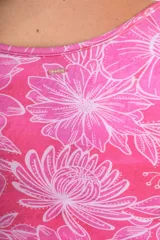 Remera fucsia con estampado floral blanco, corte ajustado y mangas cortas con volados.