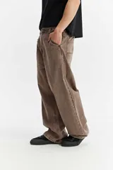 Jean de corte super baggy y pierna extra amplia, color marrón con efecto lavado, bolsillos laterales y traseros con costuras reforzadas.