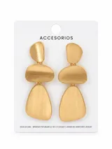 Caravanas colgantes de metal dorado con acabado cepillado, compuestas por tres piezas de formas orgánicas escalonadas unidas por argollas.