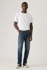 Pantalón de jean corte regular taper, con diseño de cinco bolsillos, cierre de botón y cremallera, y acabado en tono azul medio con efecto desgastado.