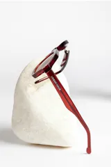 Lentes de sol Urban Haus modelo Iris, con montura geométrica de acetato color borgoña y lentes marrones.