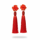 Aros colgantes color rojo con diseño de flor en la parte superior y flecos largos de hilo.