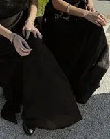 Anillo abierto de diseño rústico y orgánico, con textura irregular que evoca la naturaleza. Realizado artesanalmente en metal.