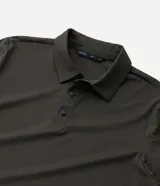 Camisa polo masculina de manga corta, confeccionada en tejido técnico de poliamida con elastano. Presenta cuello inglés con cierre de botones y diseño liso en color marrón, con tecnología de secado rápido y confort térmico.