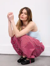 Pantalón palazzo tiro alto con estampado a rayas horizontales rojas, celestes y blancas. Cuenta con cintura elástica y puños ajustables en los tobillos.