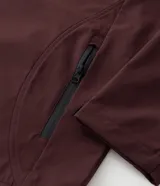 Campera deportiva Get Over de hombre, color bordó, con capucha ajustable, cierre frontal y bolsillos con cremallera. Confeccionada en tejido técnico resistente al agua.