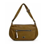 Cartera tipo bandolera de cuero sintético color tostado, con cierre frontal, correa ajustable y detalle de borla decorativa.