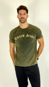 Remera de algodón con efecto lavado, color verde musgo, con cuello redondo, mangas cortas y estampa frontal con el texto Duxon Jeans en tipografía gótica.
