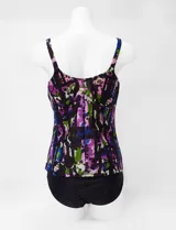 Tankini estampado de la marca Club del Sol, confeccionado con tejido italiano. Consta de una musculosa con escote en V fruncido, copa armada con sujetador interno y forro, combinada con una bombacha de bikini clásica a juego.