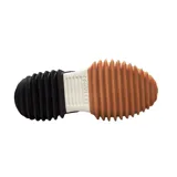 Championes Converse de caña alta con plataforma ondulada de diseño vanguardista. Presentan capellada de lona en color naranja, cordones blancos y suela de goma con relieve dentado en color negro y marrón.