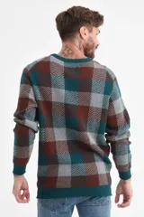 Sweater de punto con diseño a cuadros en tonos gris, verde petróleo y marrón, con cuello redondo y mangas largas.