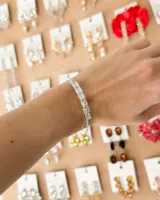 Pulsera plateada con circonitas engarzadas en forma rectangular.