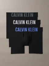 Pack de tres bóxers ajustados negros de algodón con cintura elástica distintiva de Calvin Klein en colores gris, blanco y azul.