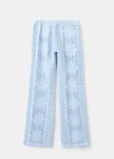 Pantalón tejido de punto celeste con diseño calado de flores, de corte recto y tiro medio con cintura elástica.