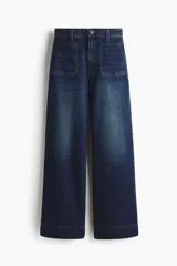 Jean wide leg de denim azul oscuro con leve stretch, tiro alto y bolsillos delanteros de parche.