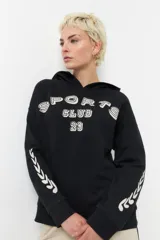 Canguro beige de algodón con capucha, manga larga y estampado frontal con la leyenda "Sport Club 23". También tiene estampado en las mangas.