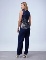 Blusa azul de microtul bordado con lentejuelas, marca Cable & Gauge. Cuello alto en gasa, escote asimétrico y lazo de ajuste.