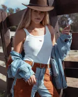 Musculosa de punto acanalado en color blanco, con diseño ajustado al cuerpo y detalle de bordado pequeño en el centro del pecho.