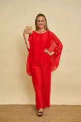 Blusa roja de gasa con mangas amplias y diseño fluido.