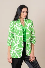 Blazer italiano estampado en tonos verde agua y blanco, de corte suelto, con solapa entera, bolsillos con tapa y mangas 3/4 fruncidas.
