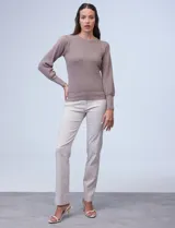 Buzo tejido Philosophy color beige, con cuello redondo y mangas largas abullonadas. Presenta detalles pointelle en la parte delantera y en las mangas.