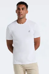 Remera blanca de manga corta de corte clásico, con cuello redondo y el logotipo bordado del pingüino en el pecho.
