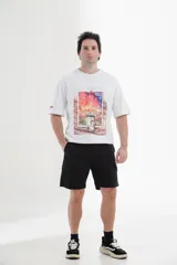 Bermuda color marrón claro de gabardina, corte recto, con bolsillos laterales y traseros.