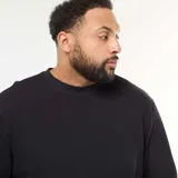 Sweater negro de punto canalé con cuello redondo y mangas largas.