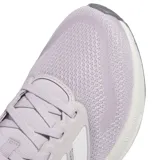 Championes Adidas Runfalcon 5, color lila claro con detalles en blanco y gris. Presentan una malla transpirable en el upper, las tres franjas características en blanco y una entresuela con tecnología Cloudfoam.