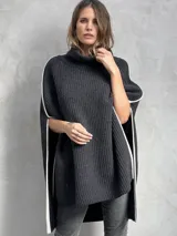 Poncho de lana color gris oscuro, con cuello alto y ribete blanco en los bordes.
