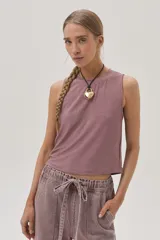 Top musculosa color champagne de tejido de punto.