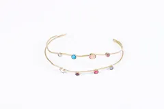 Gargantilla dorada con piedras de colores engarzadas.