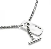 Collar plateado con cadena de eslabones y dije rectangular con la inscripción "UNO de 50".