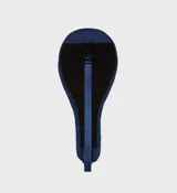 Bolso de tenis azul marino con cierre de cremallera bidireccional y correa de nailon ajustable. Estampado frontal con el logo de Sporty & Rich en color blanco.