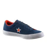 Championes urbanos Converse One Star Pro, color azul con detalles en naranja y blanco, confeccionados en gamuza, con logo de estrella en el lateral y suela de goma blanca.