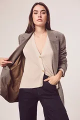 Blazer oversize con estampado de cuadros en tonos marrones y beige.