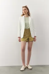 Short sastrero negro de algodón, con detalle de pinzas y pretina sin presillas.