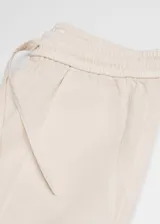 Pantalon de corte recto confeccionado en tejido de algodón estilo vaquero, con tiro medio, cintura elástica con lazo ajustable y dos bolsillos de parche laterales.