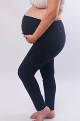 Calza deportiva de tiro alto, diseñada específicamente para maternidad, confeccionada en algodón elastizado con ajuste cómodo en la zona abdominal.