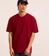 Remera de corte relaxed, confeccionada en algodón de tejido grueso con cuello redondo y mangas cortas.