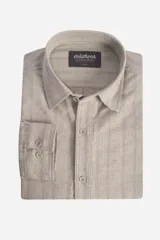 Camisa de manga larga color beige con textura y franjas sutiles tejidas directamente en la tela.