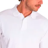 Remera tipo polo blanca de manga corta, con logo CAT bordado en amarillo en la manga izquierda.